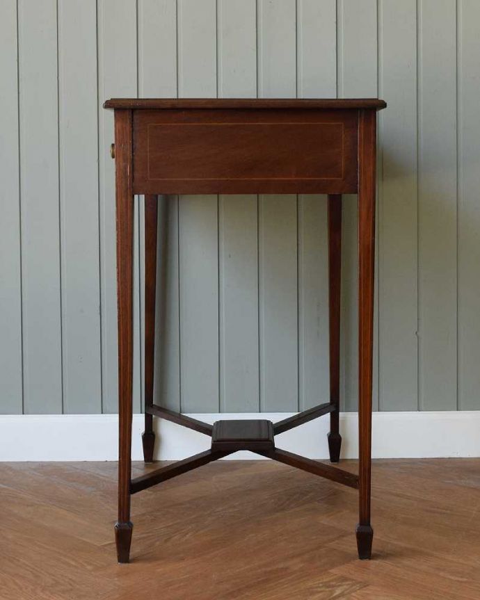 アンティークのデスク・書斎机　アンティーク家具　英国輸入のアンティーク家具、引き出し付きの素敵なホールテーブル（デスク）。横顔も美しいですもちろん横から見られても自信があります。(j-2284-f)