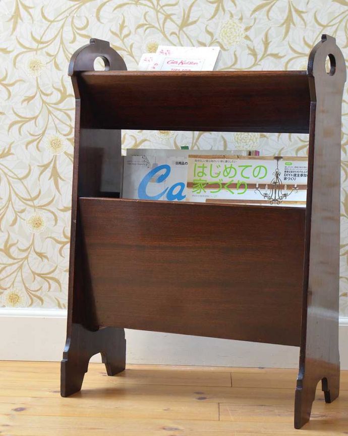 マガジンラック　アンティーク家具　英国のアンティーク収納家具、雑誌や新聞を収納できるマガジンラック。ちょっと置いておきたい…をキレイに収納新聞や雑誌など、ついついテーブルの上に置いてしまって雑多に見えるものが、コレさえあればキレイに収納出来てお部屋もスッキリ見えるんです。(j-2285-f)