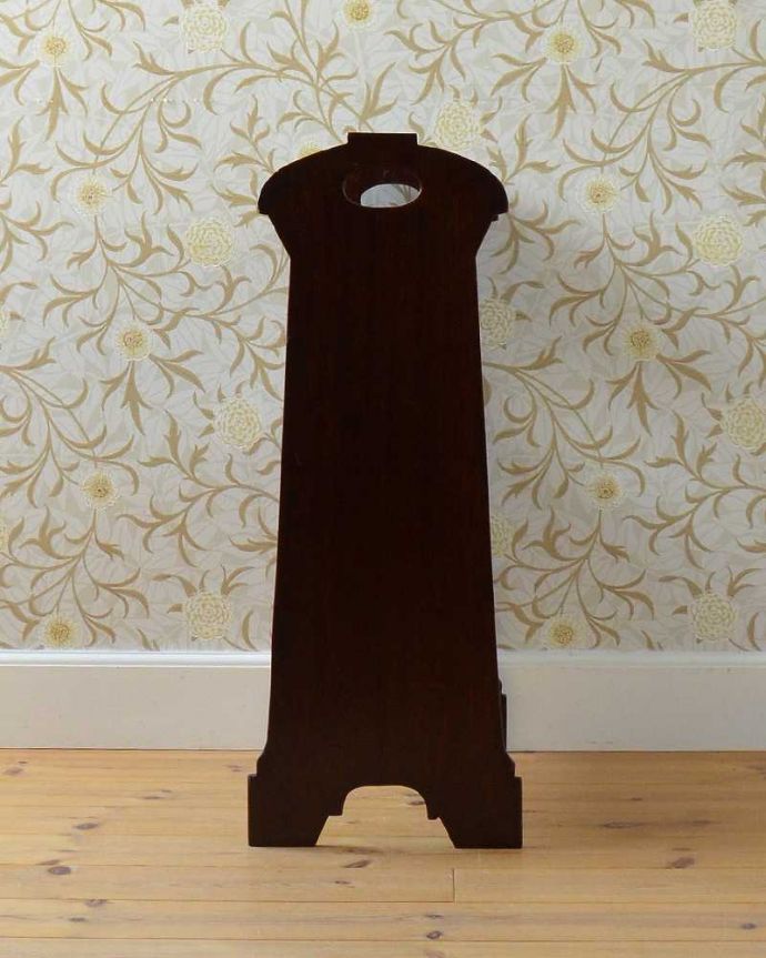 マガジンラック　アンティーク家具　英国のアンティーク収納家具、雑誌や新聞を収納できるマガジンラック。横から見ると･･･360度、どの角度から見てもキレイに仕上がっています。(j-2285-f)