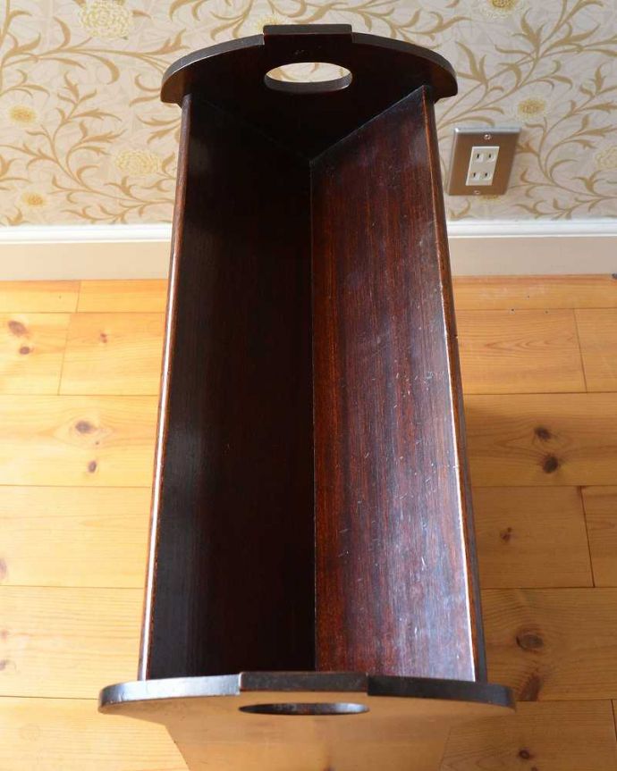 マガジンラック　アンティーク家具　英国のアンティーク収納家具、雑誌や新聞を収納できるマガジンラック。ココも使えてさらに便利読みかけの本やお茶が置ける天板付き。(j-2285-f)