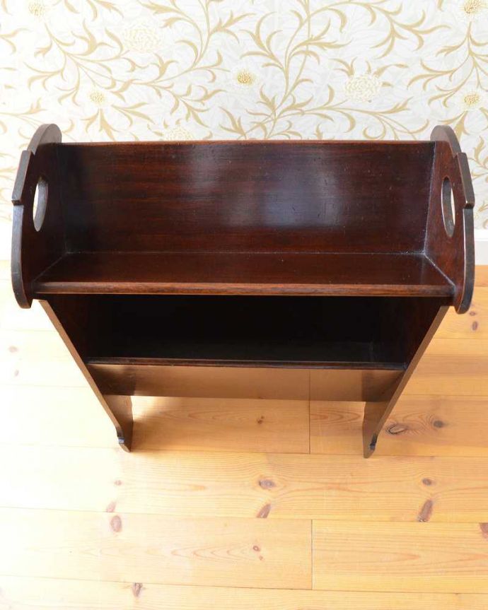 マガジンラック　アンティーク家具　英国のアンティーク収納家具、雑誌や新聞を収納できるマガジンラック。雑誌を入れる部分もキレイに修復しましたアンティークは新品ではないので経年変化によるキズはありますが、専門の職人がキレイにお直ししました。(j-2285-f)