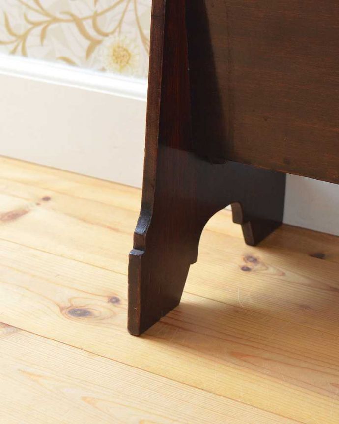 マガジンラック　アンティーク家具　英国のアンティーク収納家具、雑誌や新聞を収納できるマガジンラック。持ち上げなくても移動ラクラクHandleのアンティーク家具の足の裏にはフェルトキーパーをお付けしています。(j-2285-f)