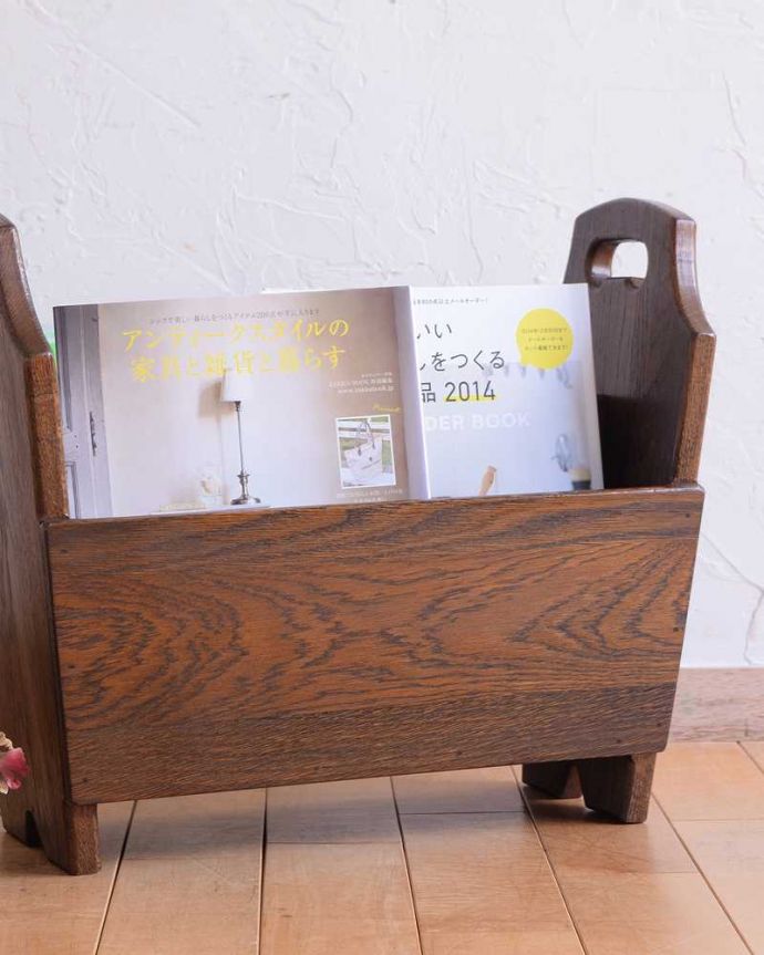 マガジンラック　アンティーク家具　木製のアンティークフランス家具、仕切りが付いた便利なマガジンラック。ちょっと置いておきたい…をキレイに収納新聞や雑誌など、ついついテーブルの上に置いてしまって雑多に見えるものが、コレさえあればキレイに収納出来てお部屋もスッキリ見えるんです。(j-2286-f)