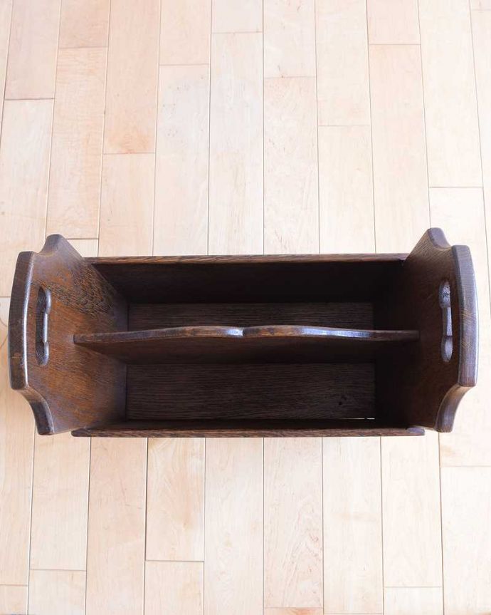 マガジンラック　アンティーク家具　木製のアンティークフランス家具、仕切りが付いた便利なマガジンラック。雑誌を入れる部分もキレイに修復しましたアンティークは新品ではないので経年変化によるキズはありますが、専門の職人がキレイにお直ししました。(j-2286-f)