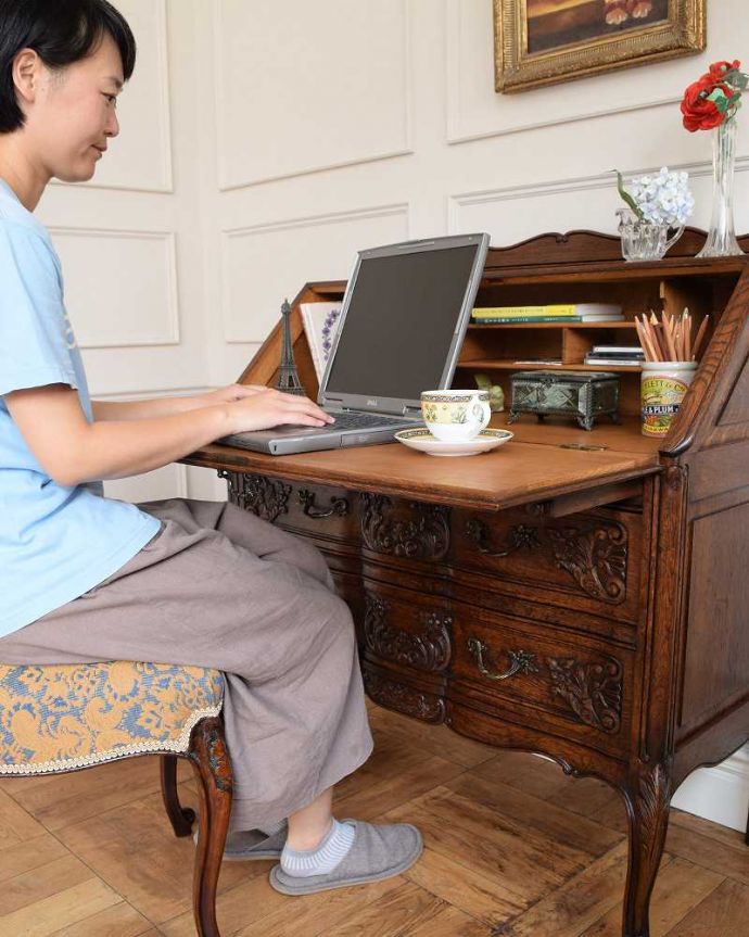 ビューロー アンティーク家具 フランスらしい豪華な彫が自慢のアンティークビューロー(デスク)。あっという間に大人のデスク扉を前に倒すとデスクが登場。(j-2287-f)