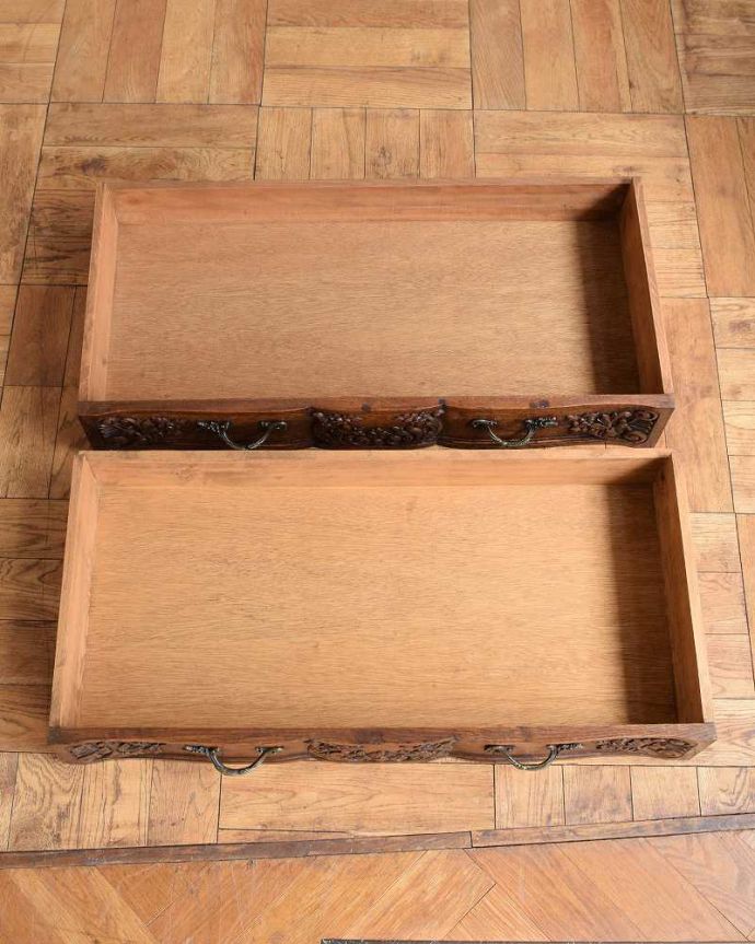 ビューロー アンティーク家具 フランスらしい豪華な彫が自慢のアンティークビューロー(デスク)。引き出しの中も・・・もちろん引き出しの中もキレイに仕上げました。(j-2287-f)