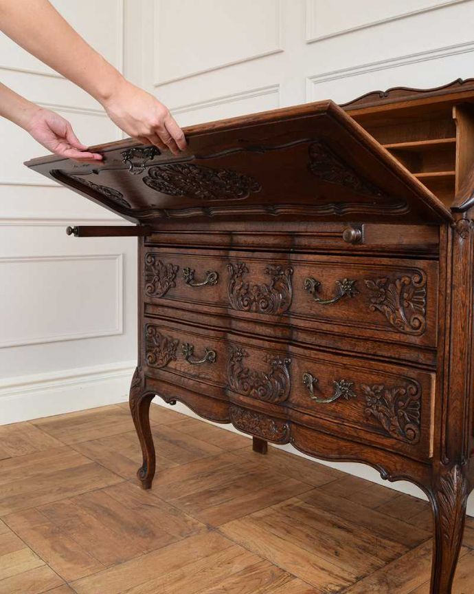 ビューロー アンティーク家具 フランスらしい豪華な彫が自慢のアンティークビューロー(デスク)。あっという間にデスクが登場フラップ扉を前に倒すだけで、あっという間にデスクになります。(j-2287-f)