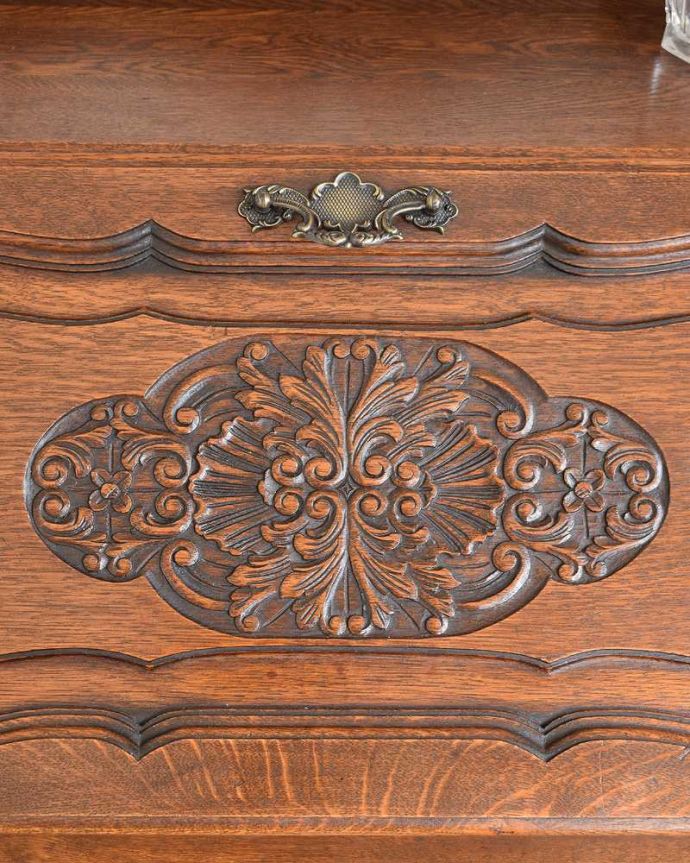 ビューロー アンティーク家具 フランスらしい豪華な彫が自慢のアンティークビューロー(デスク)。惚れ惚れしちゃう美しさこんなに堅い無垢材に一体どうやって彫ったんだろう?と不思議になるくらい細かい彫にうっとりです。(j-2287-f)
