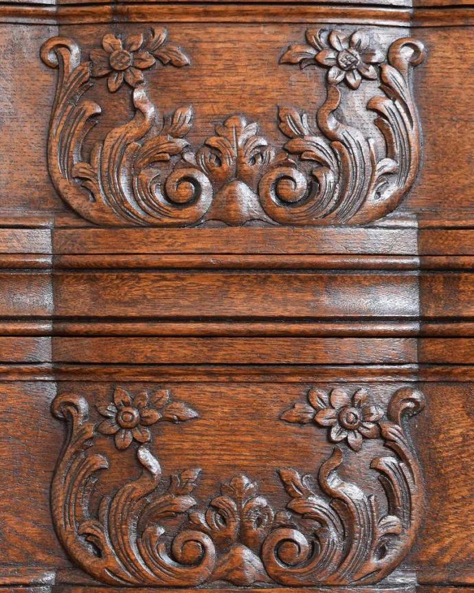 ビューロー アンティーク家具 フランスらしい豪華な彫が自慢のアンティークビューロー(デスク)。うっとりするほど細かい彫り芸術作品のようなデザインに思わずうっとりしてしまいます。(j-2287-f)