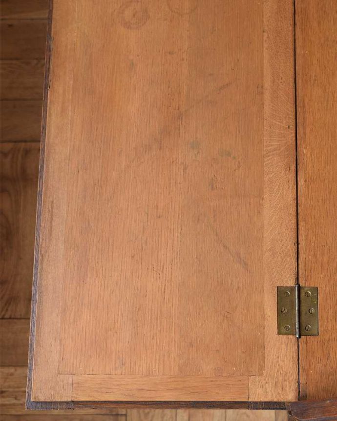 ビューロー アンティーク家具 フランスらしい豪華な彫が自慢のアンティークビューロー(デスク)。デスク部分を近くで見てみるとこんな感じでキレイにお直ししてあります。(j-2287-f)