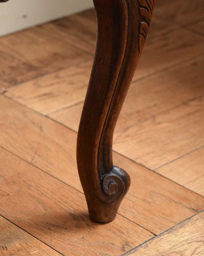 ビューロー アンティーク家具 フランスらしい豪華な彫が自慢のアンティークビューロー(デスク)。女性1人でラクラ運べちゃうんですHandleのアンティークは、脚の裏にフェルトキーパーをお付けしています。(j-2287-f)