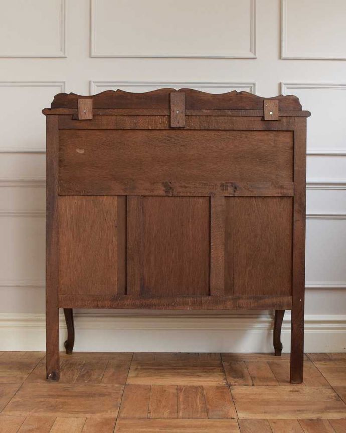 ビューロー アンティーク家具 フランスらしい豪華な彫が自慢のアンティークビューロー(デスク)。後ろ姿にもうっとりアンティークは新品ではないので経年変化によるキズはありますがしっかりお直しをしているので、安心してお使いください。(j-2287-f)