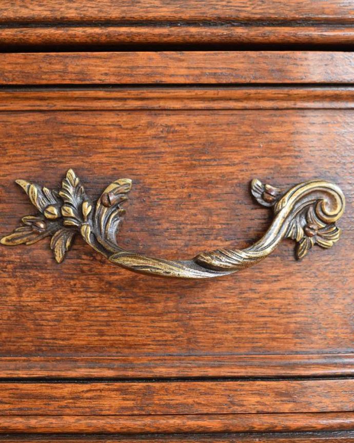 ビューロー アンティーク家具 フランスらしい豪華な彫が自慢のアンティークビューロー(デスク)。アンティークらしい取っ手取っ手にもこだわりが感じられます。(j-2287-f)