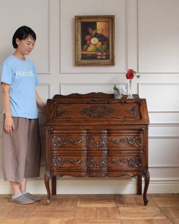 ビューロー アンティーク家具 フランスらしい豪華な彫が自慢のアンティークビューロー(デスク)。優雅な気分が過ごせる大人のビューローフランスらしく美しい彫り。(j-2287-f)