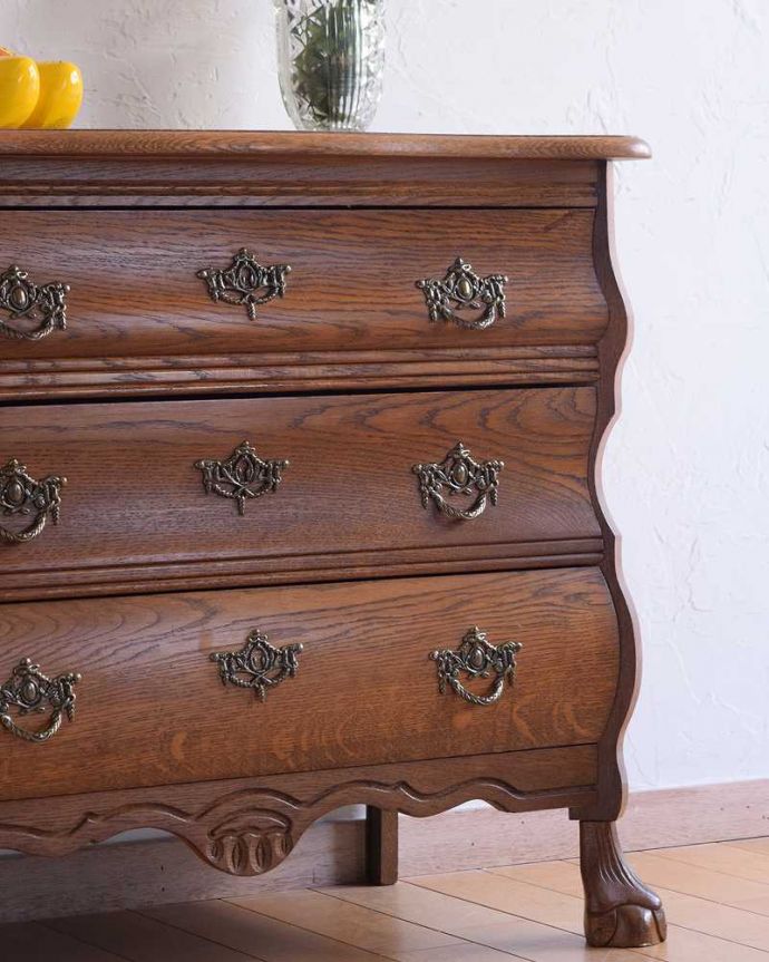 アンティークのチェスト　アンティーク家具　フランスで見つけたアンティーク家具、オーク材の３段チェスト（コモード）。「見せる収納」だから、置く場所を選びません！チェストと言ってもデザインがステキだから、収納だけじゃなくて見ても楽しめる具なんです。(j-2288-f)