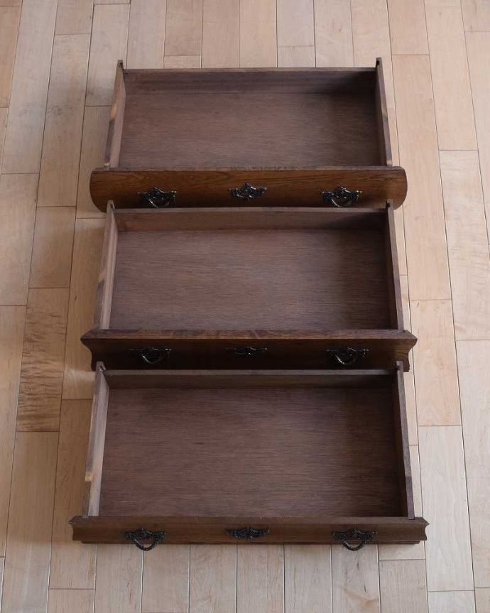 アンティークのチェスト　アンティーク家具　フランスで見つけたアンティーク家具、オーク材の３段チェスト（コモード）。キレイに修復したので、何を入れてもOKです。(j-2288-f)