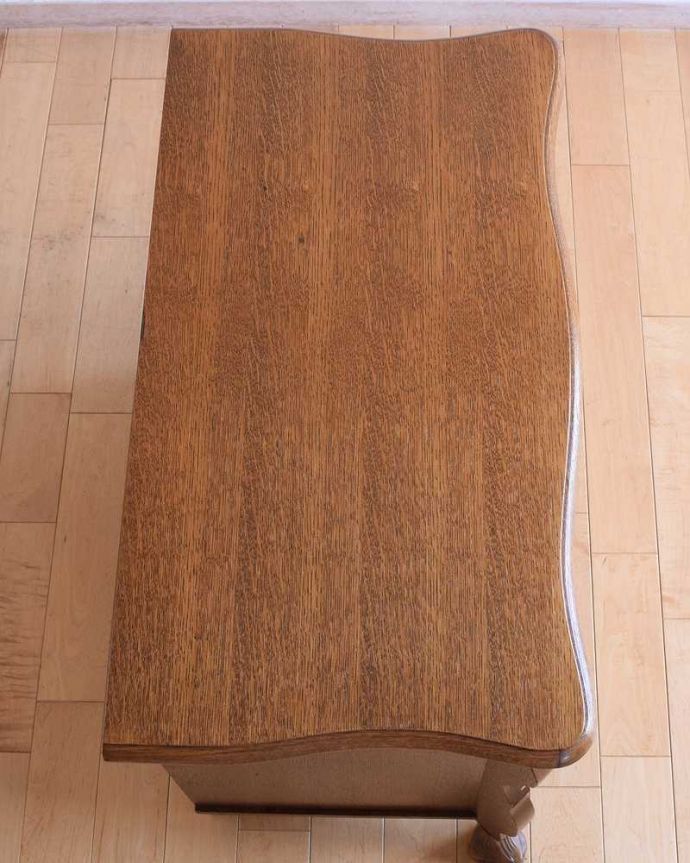 アンティークのチェスト　アンティーク家具　フランスで見つけたアンティーク家具、オーク材の３段チェスト（コモード）。何を置こうかな･･･？上から見ると、天板はこんな感じで塗装もキレイに仕上げました。(j-2288-f)