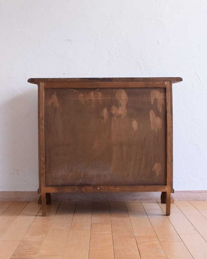 アンティークのチェスト　アンティーク家具　フランスで見つけたアンティーク家具、オーク材の３段チェスト（コモード）。修復したので後姿もキレイですアンティークは新品ではないので、もちろん経年変化によるキズはありますが、専門の職人がキレイに修復したので、後ろ姿もキレイです。(j-2288-f)