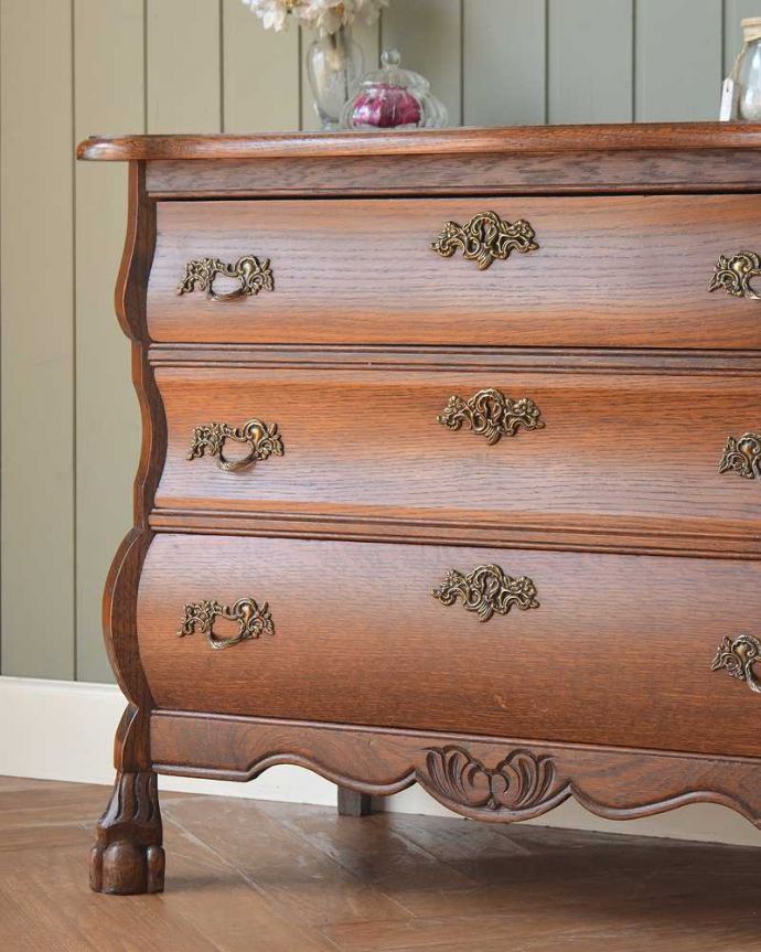 アンティークのチェスト　アンティーク家具　優雅なフランススタイルのアンティーク家具、小ぶりな３段チェスト（コモード）。「見せる収納」だから、置く場所を選びません！チェストと言ってもデザインがステキだから、収納だけじゃなくて見ても楽しめる具なんです。(j-2289-f)