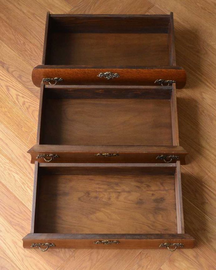 アンティークのチェスト　アンティーク家具　優雅なフランススタイルのアンティーク家具、小ぶりな３段チェスト（コモード）。キレイに修復したので、何を入れてもOKです。(j-2289-f)