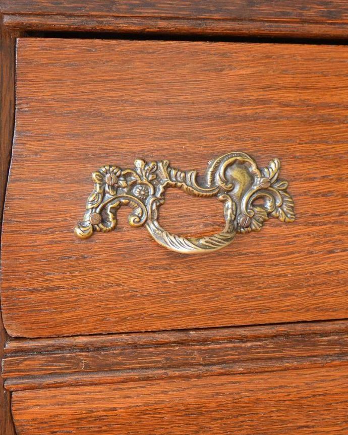 アンティークのチェスト　アンティーク家具　優雅なフランススタイルのアンティーク家具、小ぶりな３段チェスト（コモード）。開ける度にワクワクする取っ手フランスらしい優雅なデザインは取っ手にも。(j-2289-f)