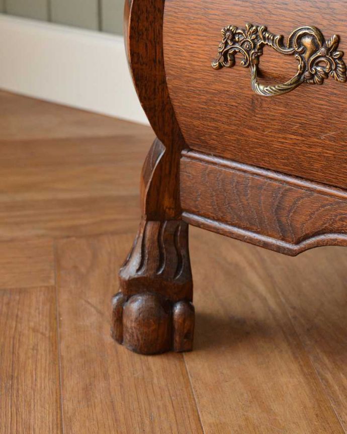 アンティークのチェスト　アンティーク家具　優雅なフランススタイルのアンティーク家具、小ぶりな３段チェスト（コモード）。女性1人でラクラク運べちゃう仕掛けHandleのアンティークは、脚の裏にフェルトキーパーをお付けしています。(j-2289-f)