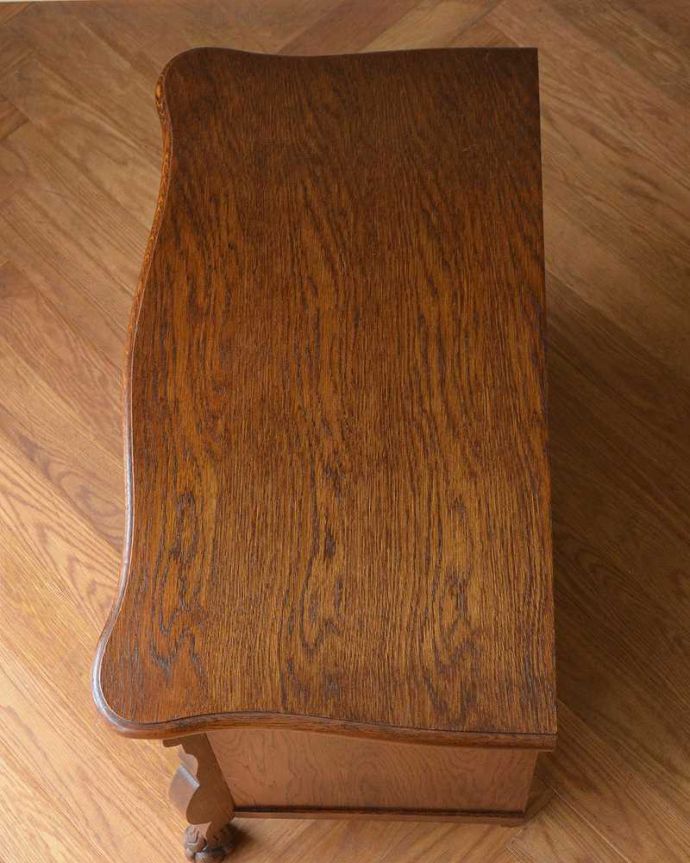 アンティークのチェスト　アンティーク家具　優雅なフランススタイルのアンティーク家具、小ぶりな３段チェスト（コモード）。何を置こうかな･･･？上から見ると、天板はこんな感じで塗装もキレイに仕上げました。(j-2289-f)