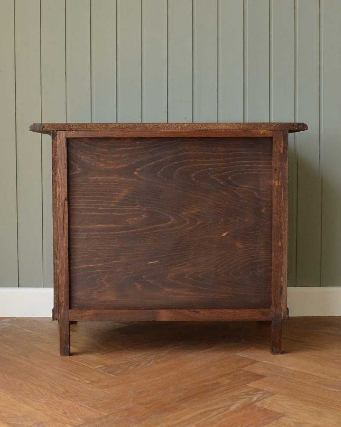 アンティークのチェスト　アンティーク家具　優雅なフランススタイルのアンティーク家具、小ぶりな３段チェスト（コモード）。修復したので後姿もキレイですアンティークは新品ではないので、もちろん経年変化によるキズはありますが、専門の職人がキレイに修復したので、後ろ姿もキレイです。(j-2289-f)