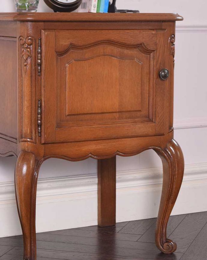 アンティークのキャビネット　アンティーク家具　フランスで見つけた猫脚アンティーク家具、脚の長いナイトテーブル。どこにでも置けるサイズが魅力ベッドやソファの横など、どこにでも置けるコンパクトさ。(j-2290-f)