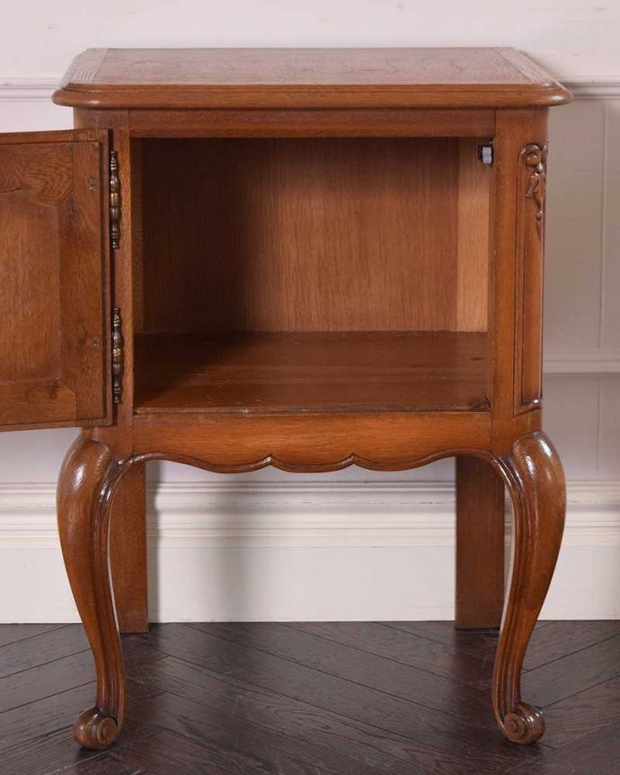 アンティークのキャビネット　アンティーク家具　フランスで見つけた猫脚アンティーク家具、脚の長いナイトテーブル。扉を開けて中を見ると･･･専門の職人が仕上げたので中もキレイです。(j-2290-f)
