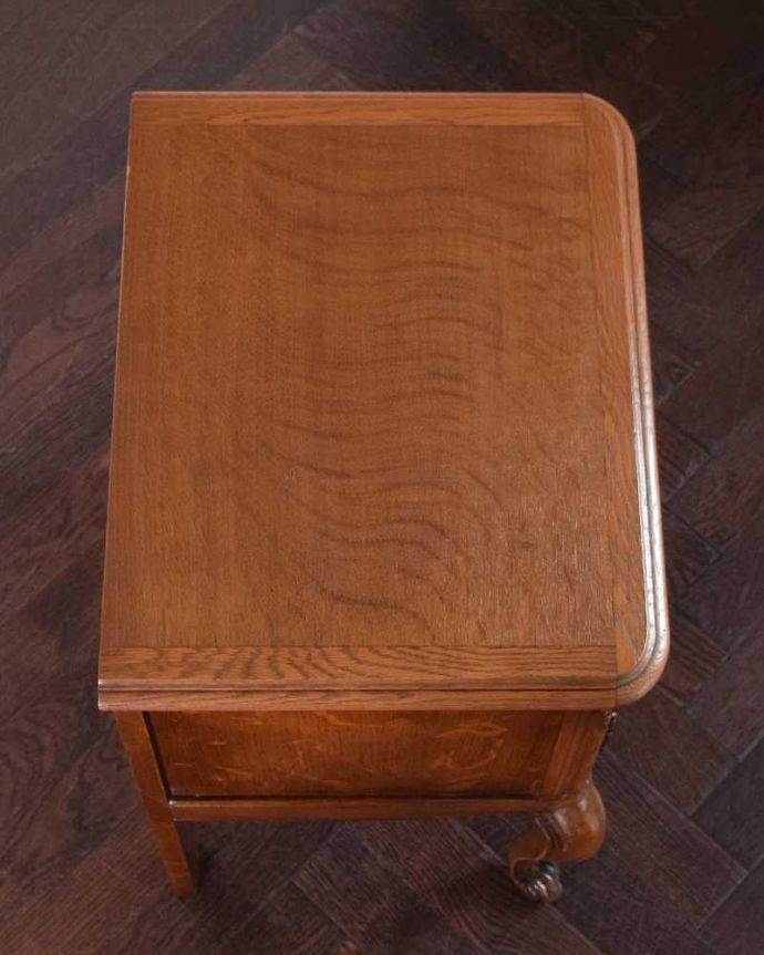 アンティークのキャビネット　アンティーク家具　フランスで見つけた猫脚アンティーク家具、脚の長いナイトテーブル。上から見てみると･･･修復の際、天板の塗装もキレイに仕上げました。(j-2290-f)