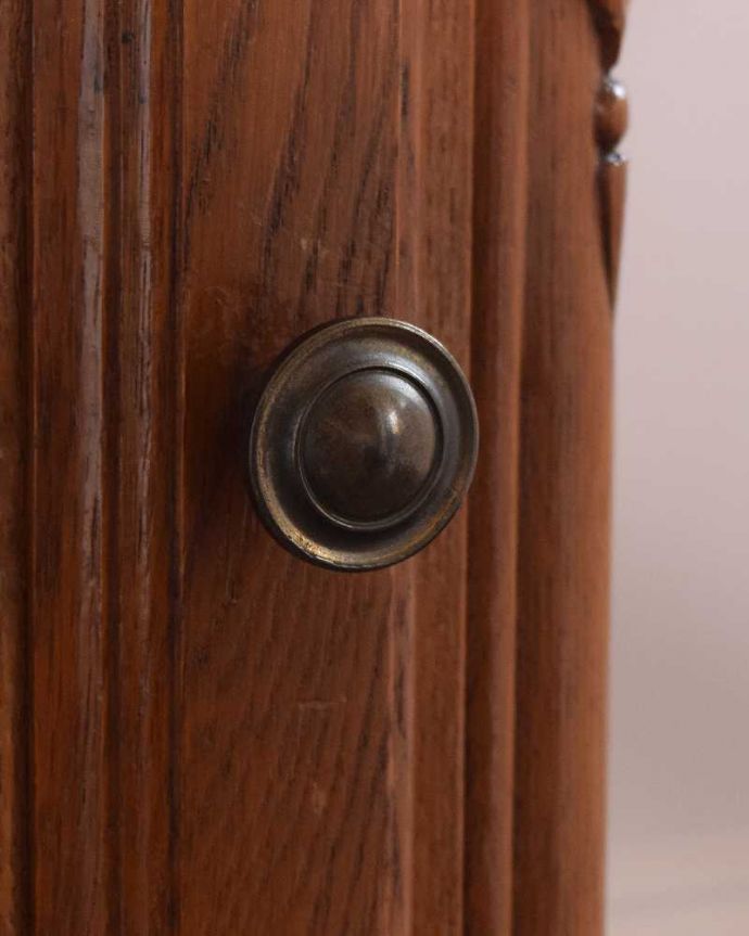 アンティークのキャビネット　アンティーク家具　フランスで見つけた猫脚アンティーク家具、脚の長いナイトテーブル。取っ手のデザインも優雅フランスらしさは取っ手のデザインにも。(j-2290-f)