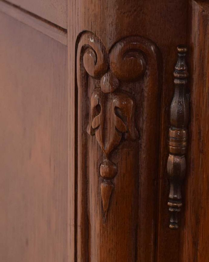 アンティークのキャビネット　アンティーク家具　フランスで見つけた猫脚アンティーク家具、脚の長いナイトテーブル。惚れ惚れしちゃう美しさこんなに堅い無垢材に一体どうやって彫ったんだろう？と不思議になるくらい細かい彫にうっとりです。(j-2290-f)