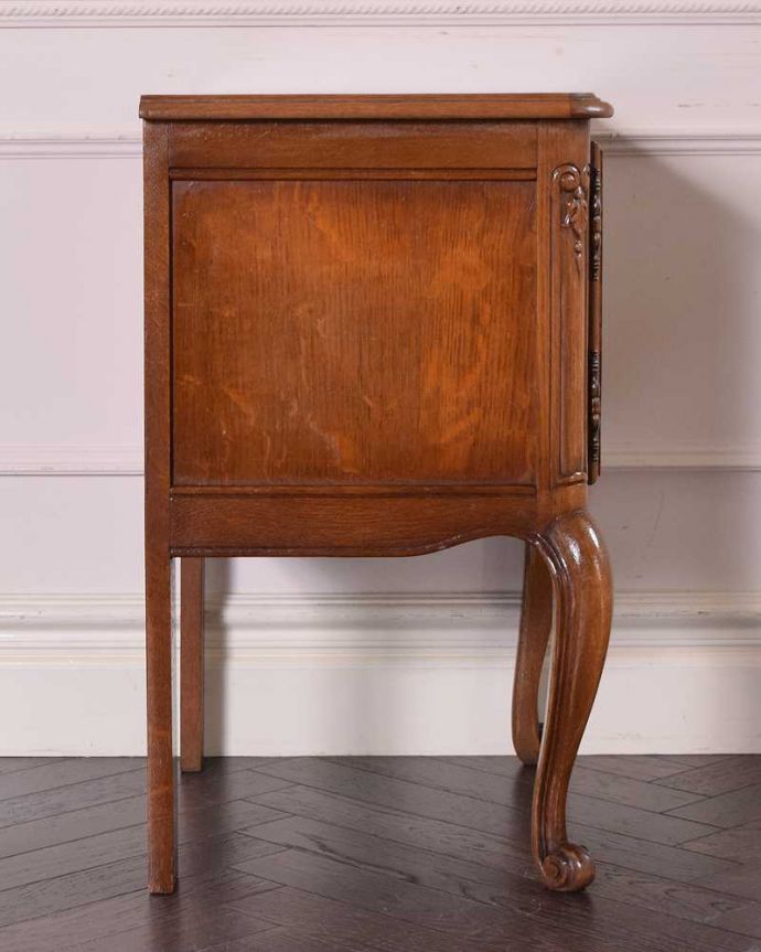 アンティークのキャビネット　アンティーク家具　フランスで見つけた猫脚アンティーク家具、脚の長いナイトテーブル。横から見ても美しいんです正面はもちろん、横顔だってフランスらしく美しいです。(j-2290-f)
