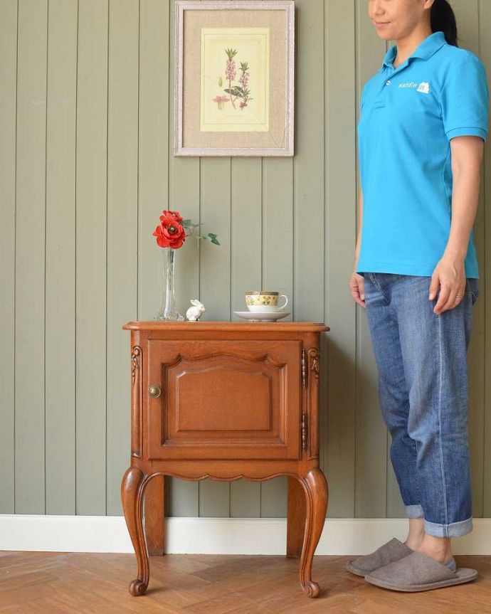 アンティークのキャビネット　アンティーク家具　便利な扉収納付きのフレンチ家具、アンティークスモールキャビネット（ナイトテーブル） 。フランスらしさがギュッと詰まっていますコンパクトなサイズなのにフランスらしく優雅な雰囲気がたっぷり詰まったキャビネット。(j-2291-f)