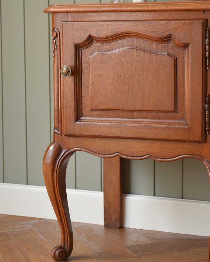 アンティークのキャビネット　アンティーク家具　便利な扉収納付きのフレンチ家具、アンティークスモールキャビネット（ナイトテーブル） 。どこにでも置けるサイズが魅力ベッドやソファの横など、どこにでも置けるコンパクトさ。(j-2291-f)