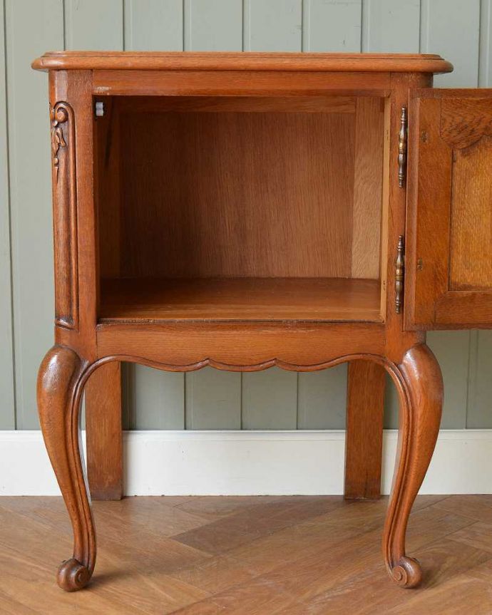 アンティークのキャビネット　アンティーク家具　便利な扉収納付きのフレンチ家具、アンティークスモールキャビネット（ナイトテーブル） 。扉を開けて中を見ると･･･専門の職人が仕上げたので中もキレイです。(j-2291-f)