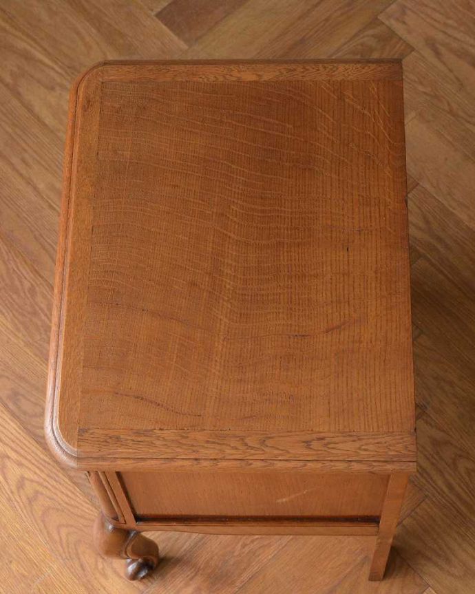 アンティークのキャビネット　アンティーク家具　便利な扉収納付きのフレンチ家具、アンティークスモールキャビネット（ナイトテーブル） 。上から見てみると･･･修復の際、天板の塗装もキレイに仕上げました。(j-2291-f)