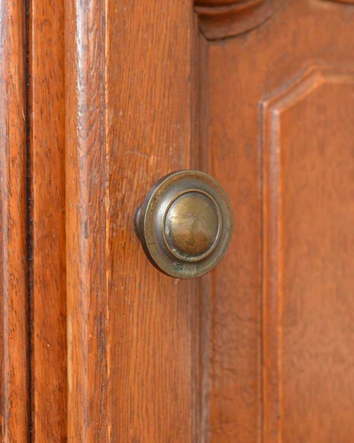 アンティークのキャビネット　アンティーク家具　便利な扉収納付きのフレンチ家具、アンティークスモールキャビネット（ナイトテーブル） 。取っ手のデザインも優雅フランスらしさは取っ手のデザインにも。(j-2291-f)