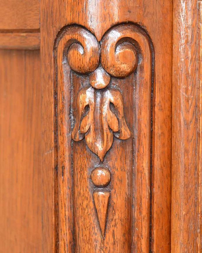 アンティークのキャビネット　アンティーク家具　便利な扉収納付きのフレンチ家具、アンティークスモールキャビネット（ナイトテーブル） 。惚れ惚れしちゃう美しさこんなに堅い無垢材に一体どうやって彫ったんだろう？と不思議になるくらい細かい彫にうっとりです。(j-2291-f)