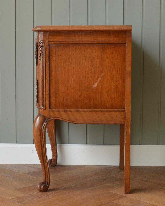 アンティークのキャビネット　アンティーク家具　便利な扉収納付きのフレンチ家具、アンティークスモールキャビネット（ナイトテーブル） 。横から見ても美しいんです正面はもちろん、横顔だってフランスらしく美しいです。(j-2291-f)