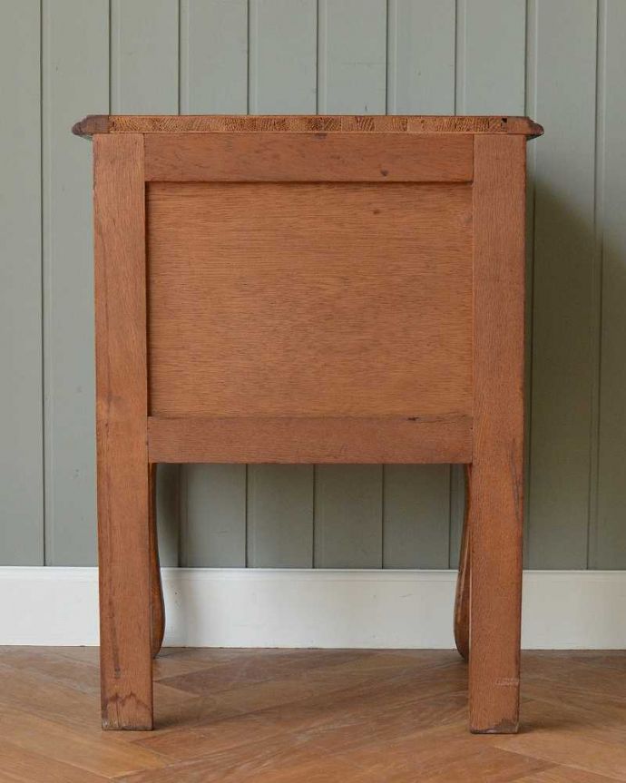 アンティークのキャビネット　アンティーク家具　便利な扉収納付きのフレンチ家具、アンティークスモールキャビネット（ナイトテーブル） 。後ろから見ても･･･アンティークは新品ではないので、もちろん経年変化によるキズはありますが、専門の職人がお直しをしているので、後ろ姿もキレイです。(j-2291-f)