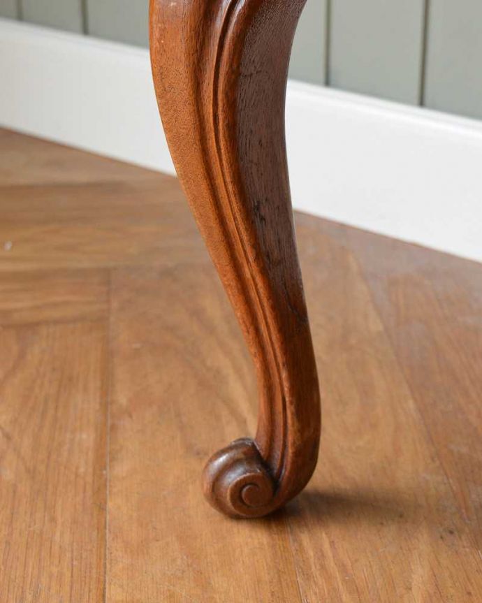 アンティークのキャビネット　アンティーク家具　便利な扉収納付きのフレンチ家具、アンティークスモールキャビネット（ナイトテーブル） 。女性1人でラクラク運べちゃう仕掛けHandleのアンティークの脚の裏にはフェルトキーパーが付いているんです。(j-2291-f)