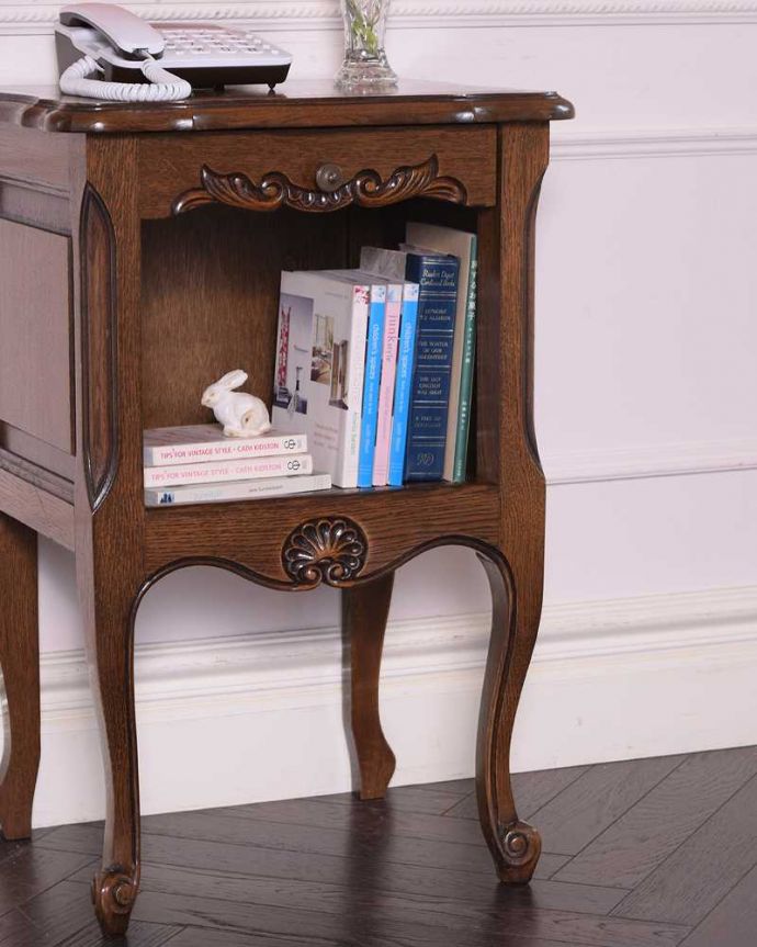 アンティークのキャビネット　アンティーク家具　天板も素敵なフランスのアンティークナイトテーブル、ベットサイドチェスト。フランスらしい彫の美しさが自慢コンパクトな扉面には驚くほど細かい彫。(j-2294-f)