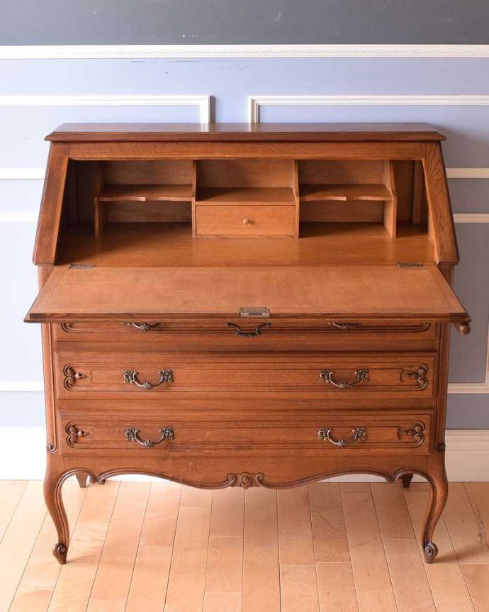 ビューロー アンティーク家具 フランスらしい優雅さがたっぷり詰まったアンティークのビューロー。お片付け上手になっちゃう仕切り細々としたものがキレイに収納できるように細かく仕切られているので、いろんなものをスッキリ片付けられます。(j-2295-f)