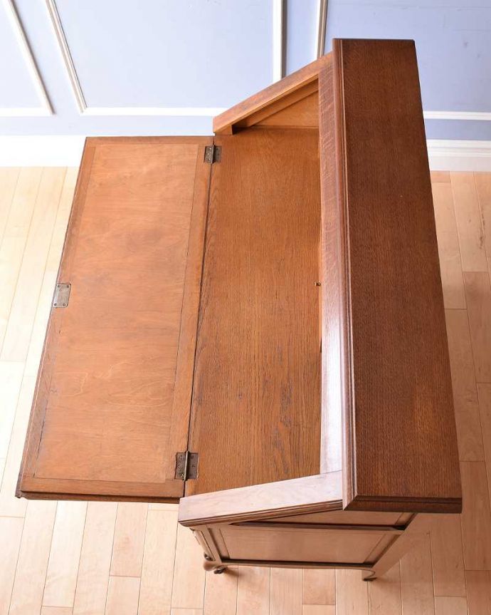 ビューロー アンティーク家具 フランスらしい優雅さがたっぷり詰まったアンティークのビューロー。デスクの天板もキレイです気になるデスクの天板も専門の職人がキレイに仕上げました。(j-2295-f)