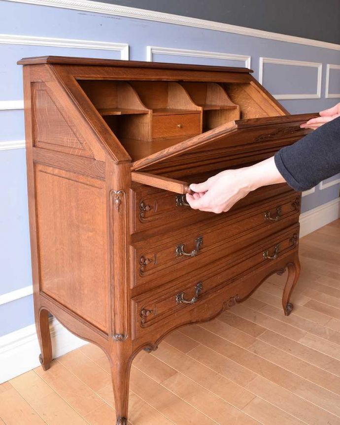 ビューロー アンティーク家具 フランスらしい優雅さがたっぷり詰まったアンティークのビューロー。あっという間にデスクが登場フラップ扉を前に倒すだけで、あっという間にデスクになります。(j-2295-f)