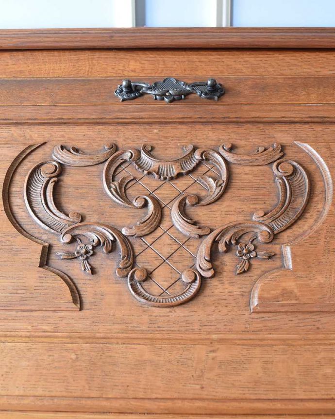 ビューロー アンティーク家具 フランスらしい優雅さがたっぷり詰まったアンティークのビューロー。惚れ惚れしちゃう美しさこんなに堅い無垢材に一体どうやって彫ったんだろう?と不思議になるくらい細かい彫にうっとりです。(j-2295-f)
