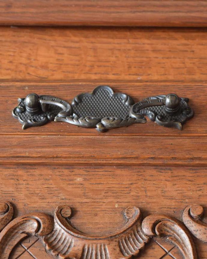 ビューロー アンティーク家具 フランスらしい優雅さがたっぷり詰まったアンティークのビューロー。鍵を使って開けてみましょうアンティークの鍵が付いています。(j-2295-f)