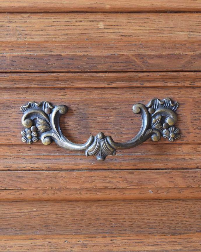 ビューロー アンティーク家具 フランスらしい優雅さがたっぷり詰まったアンティークのビューロー。アンティークらしい取っ手取っ手にもこだわりが感じられます。(j-2295-f)